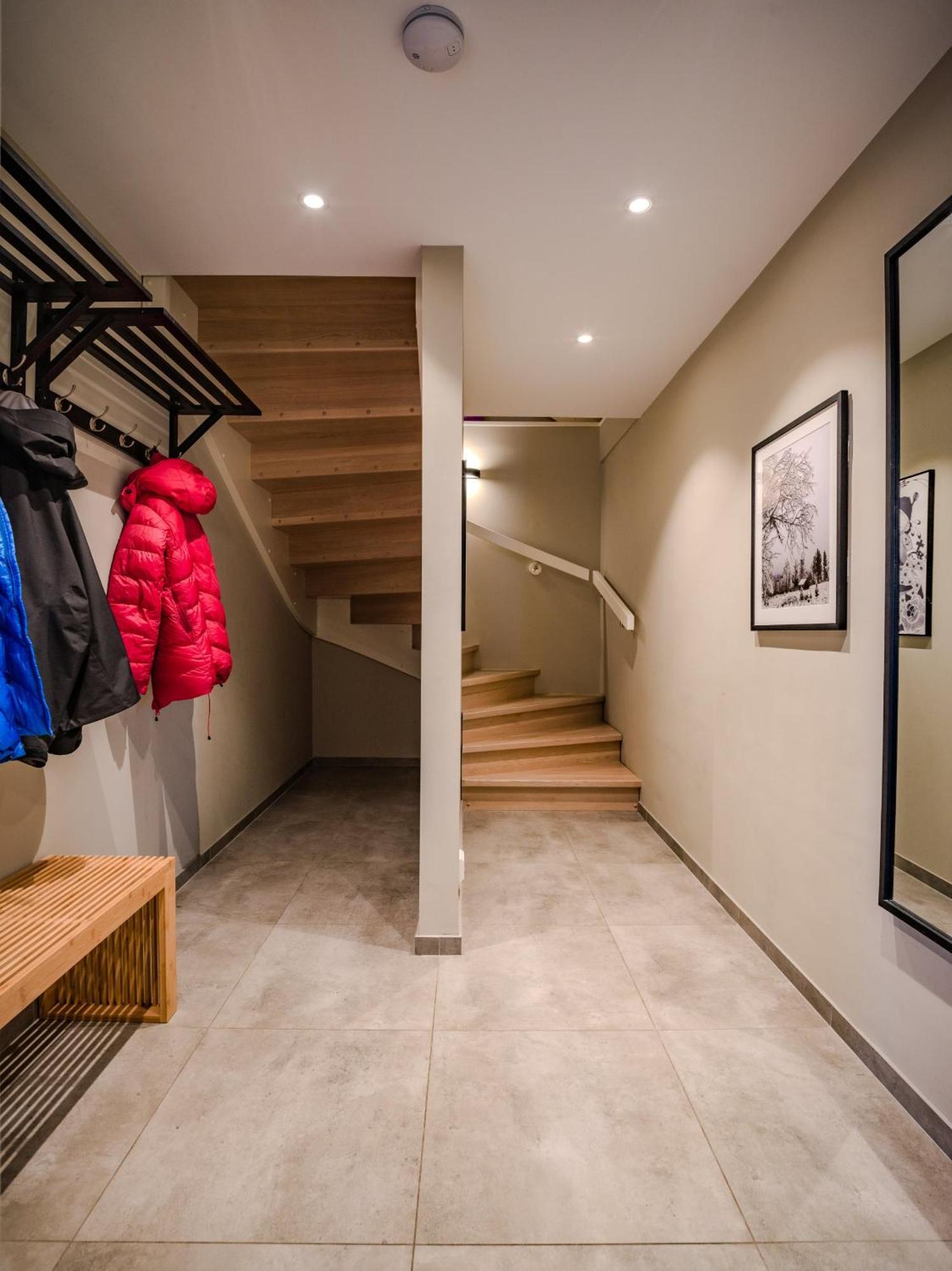 Modern And In Quiet Street Apartment Tromso